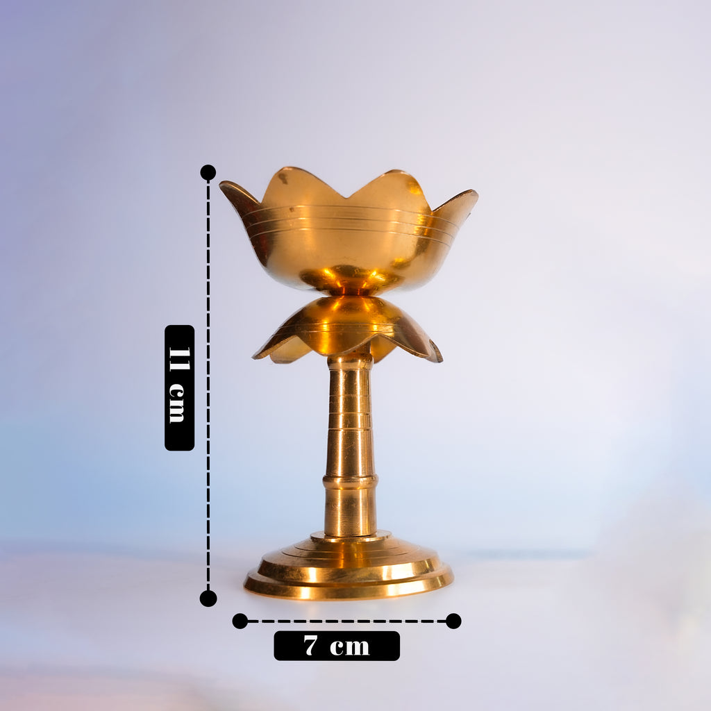Brass lamp with measurements on a light background