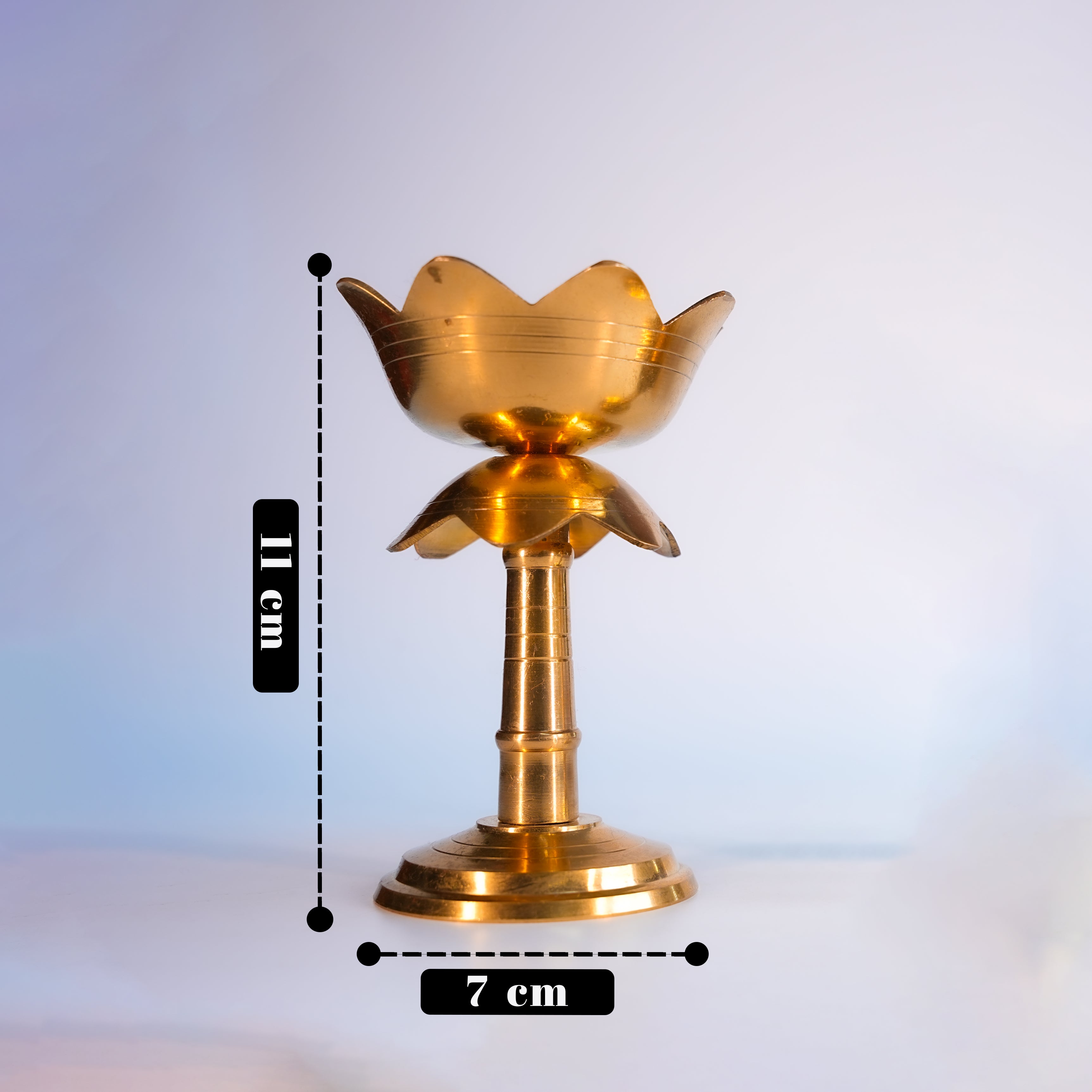 Brass lamp with measurements on a light background