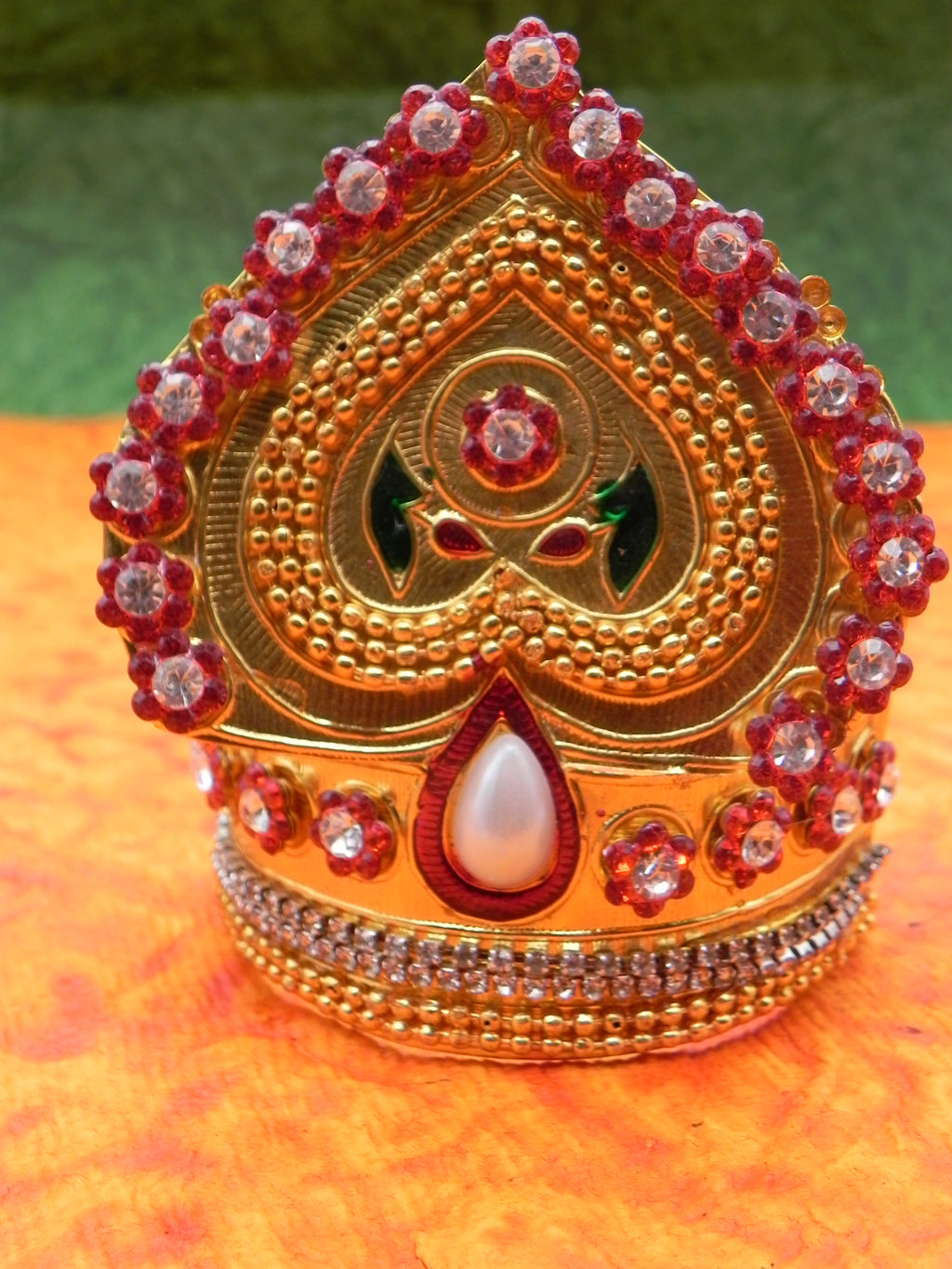 Mukut with stone